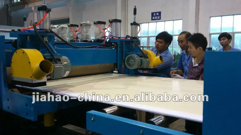 cutting the coextrusion foam sheet.jpg
