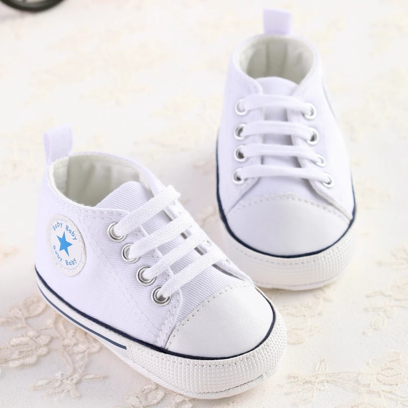 Collezione pigiami › scarpe - neonato e bimbo piccolo Per ogni tipo di gioco a casa o all'aperto, il tuo piccolo atleta può muoversi come un fulmine e nel massimo comfort, grazie alle scarpe Nike per bimbo. Progettate per essere resistenti e stabili, le scarpe Nike per i giovani atleti sono l'ideale per .
