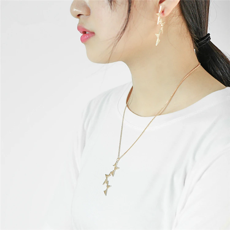 

Hot Sale Design Creative Art Star Pendant Necklace Real Gold Plated Hollow Star Pendant Necklace For Beautiful Girls Gift