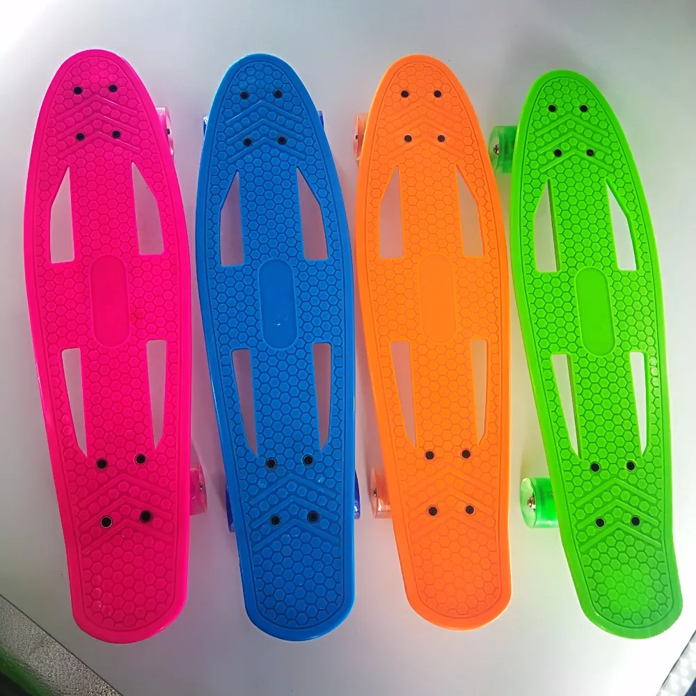 生日礼物最新 22英寸彩色塑料滑板鱼滑板出售