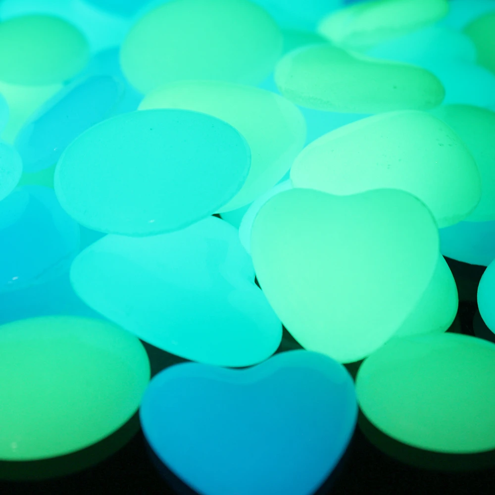 在黑暗的砾石,家庭和花园装饰发光鹅卵石石头发光