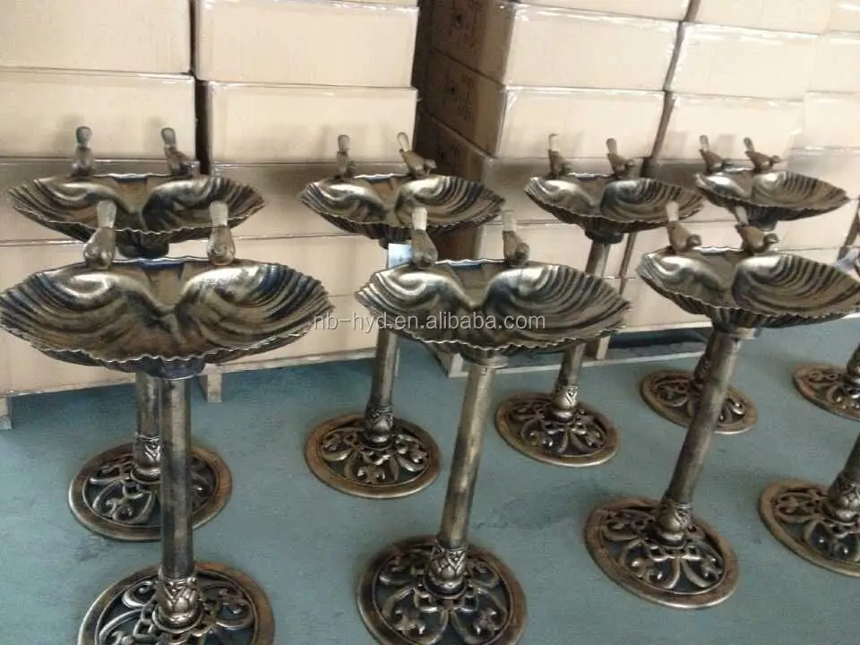 
Plastic garden bird bath with 2 birds 