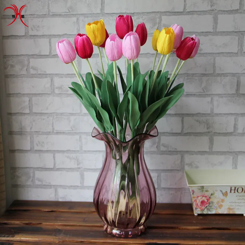 Растут ли тюльпаны в вазе. Ваза с тюльпанами. Разноцветные тюльпаны в вазе. Тюльпаны в вазе. Букеты тюльпанов в вазах.