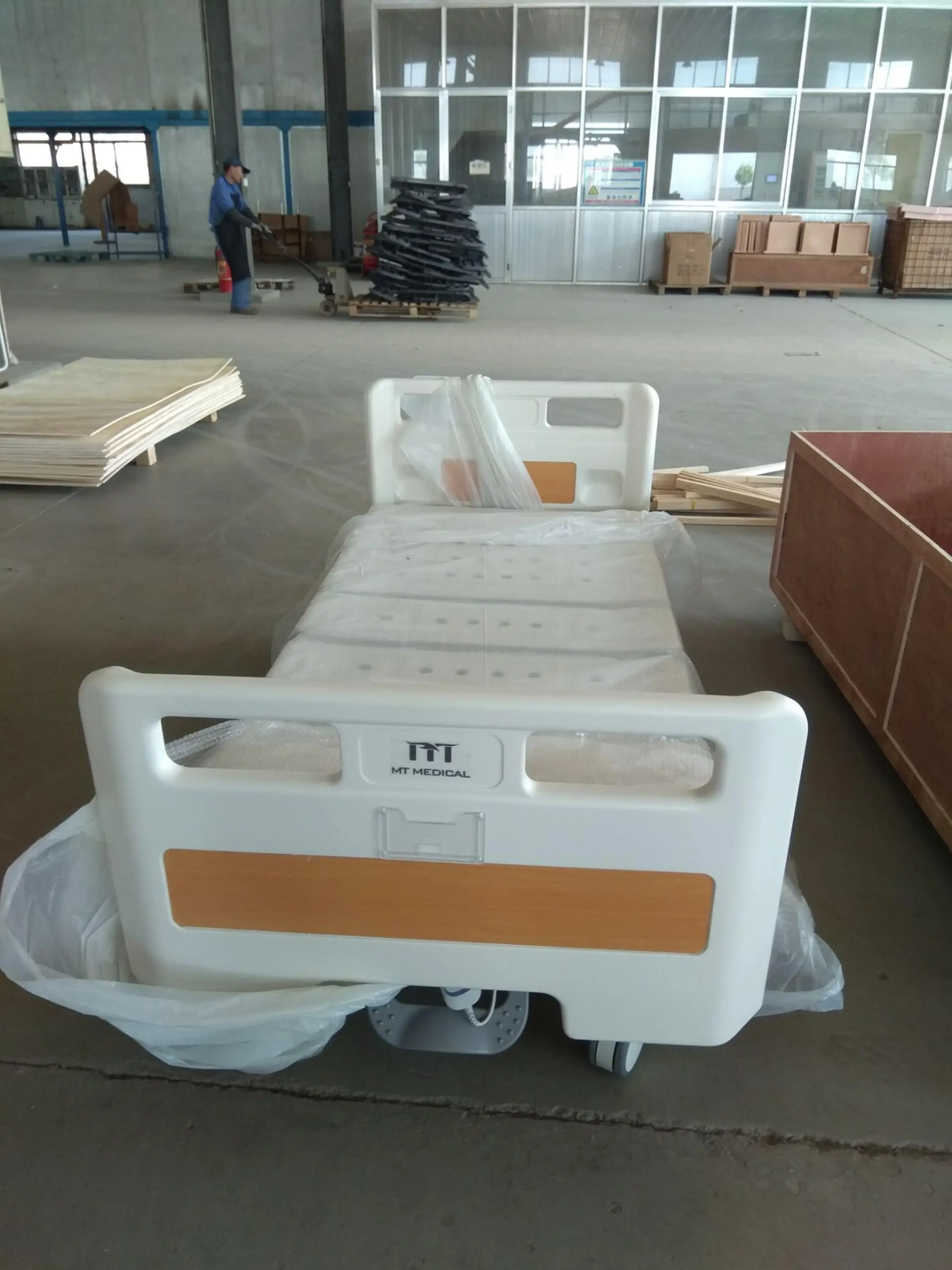 Manual hospital bed with three shake and multi function