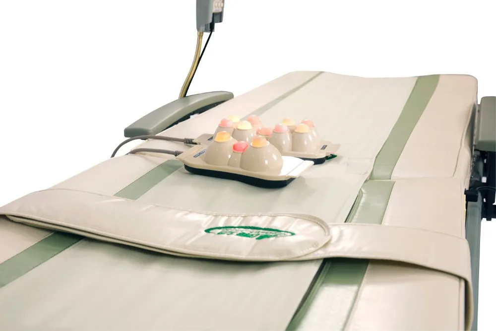 Лечебная кровать для позвоночника с нефритом. Медицинское оборудование с нефритом для массажа спины. Нефритовая массажная кровать