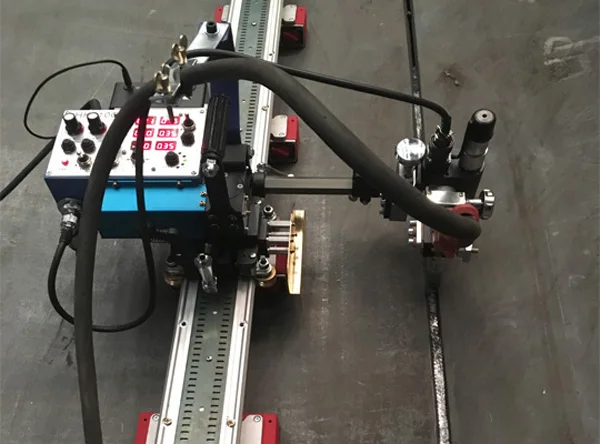 Magnetic rail welding carriage