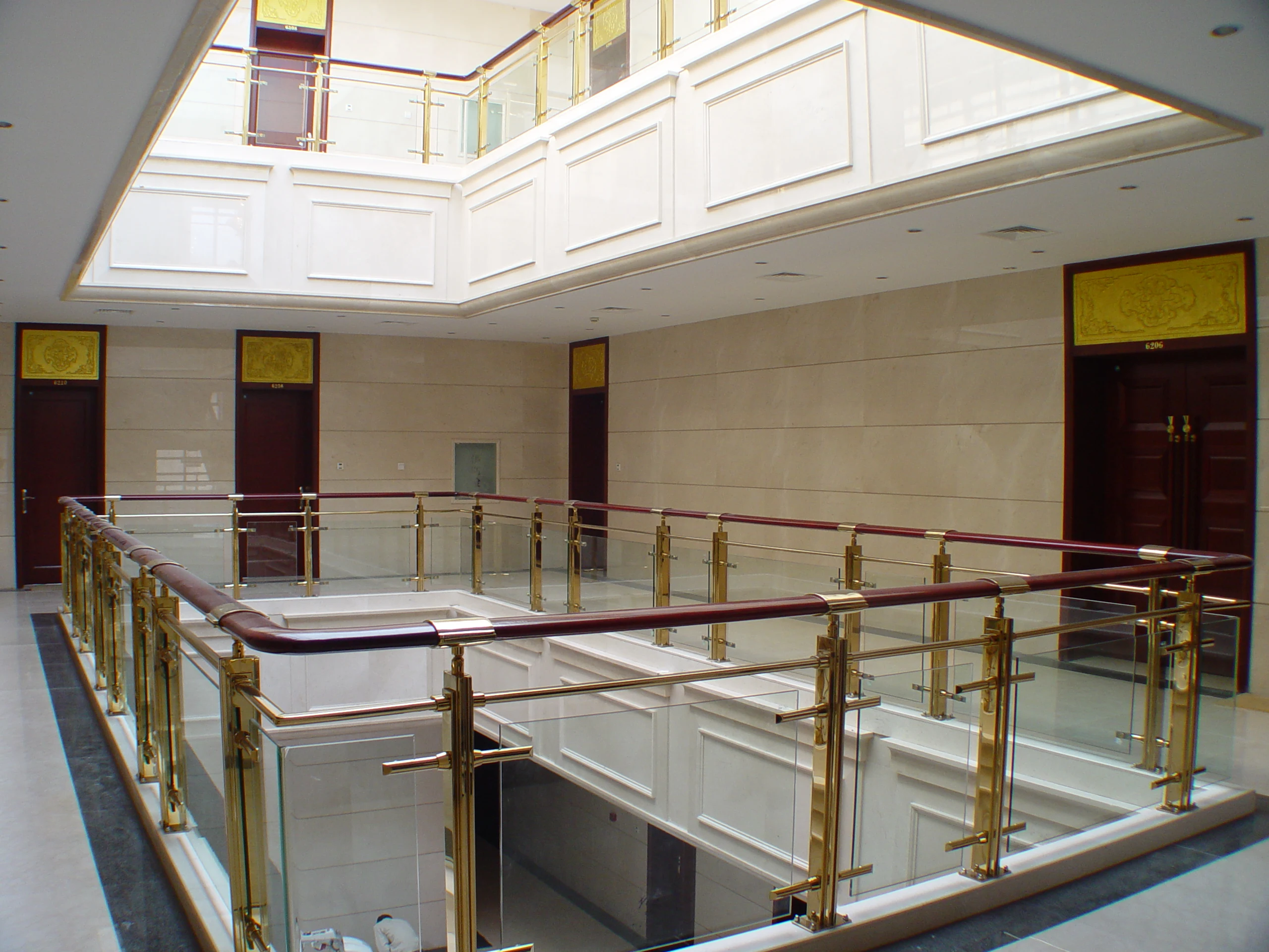 Luxury Gold Aluminum Interior Tempered Glass Stair Railing Curve Glass