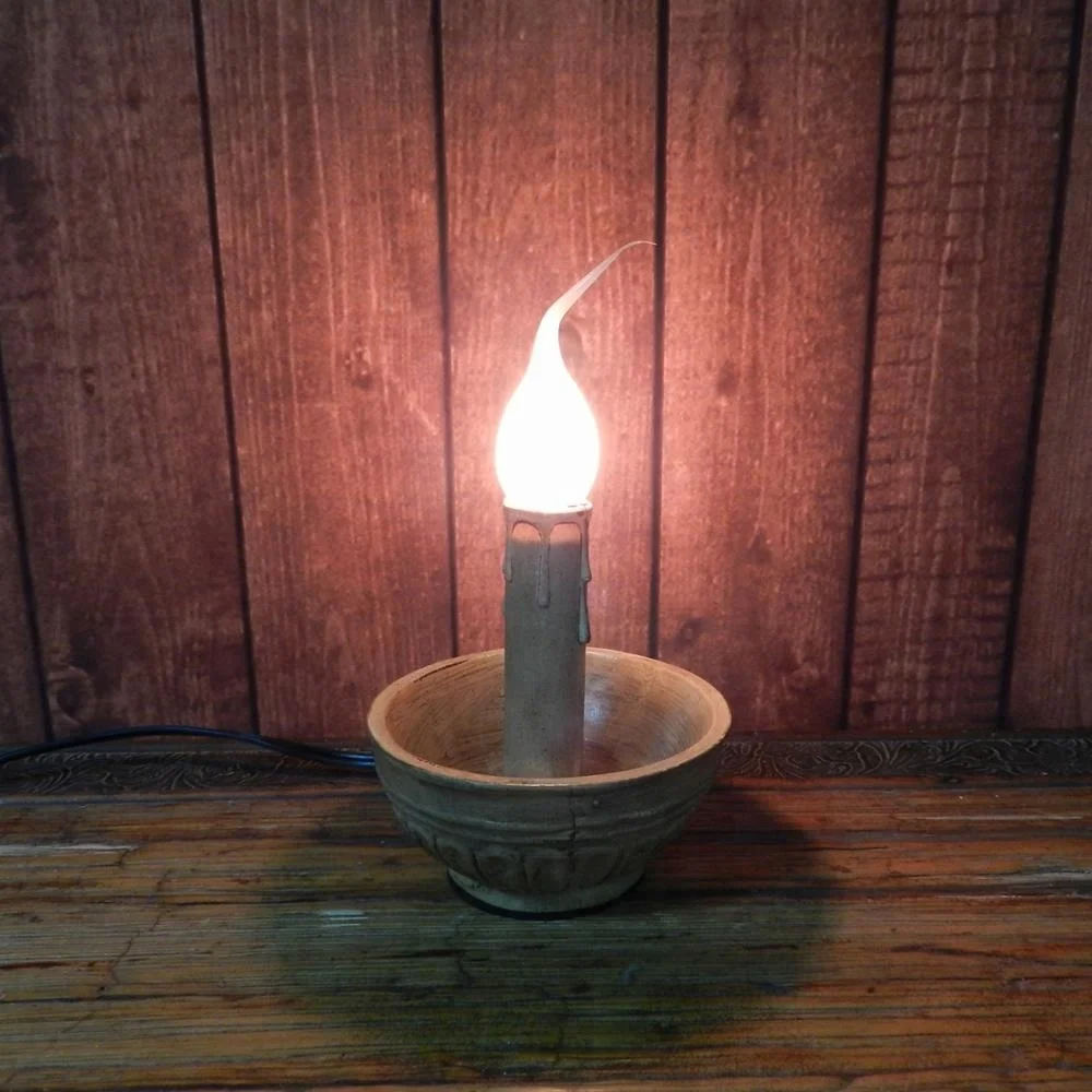 Лампа свеча. Лампа для свечки настольная. Настольный светильник свеча. Настольный светильник из свечей. Медный светильник свеча.