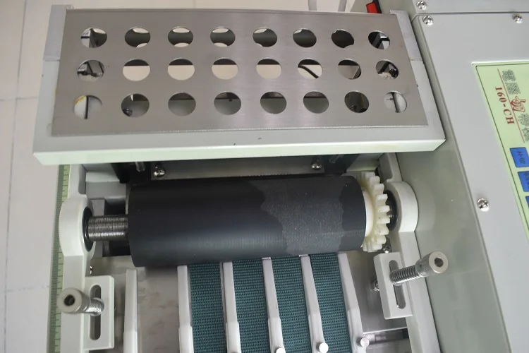 Automatic label cutting machine with woven label trademark cutting machine satin silk ribbon slitter