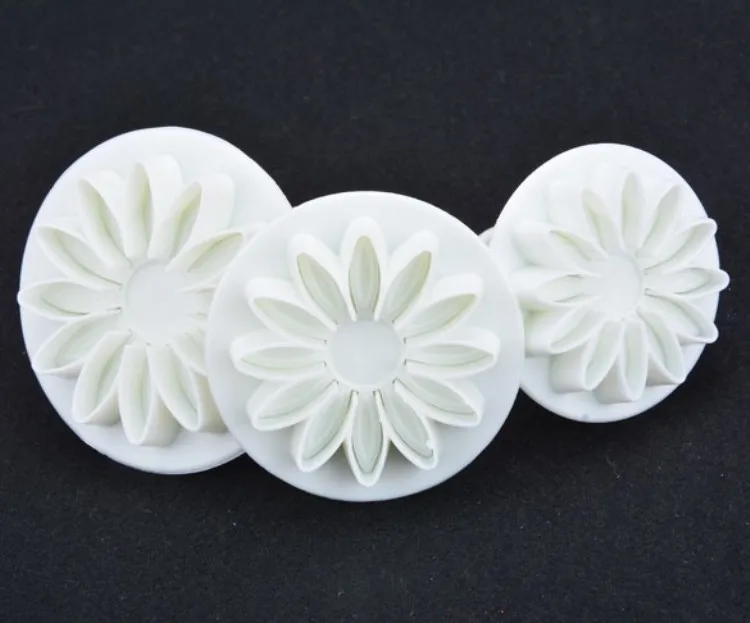 Customizable safe and non-toxic plastic flower plunger cutter set