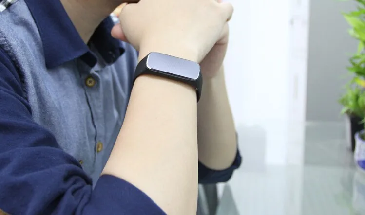 2016 hot selling smart wristband 37 degree , blood pressure