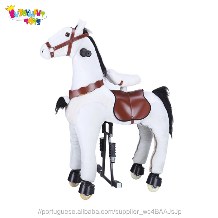 Menina Com Seu Cavalo De Baía Escura Segurando Sua Corda Na Arena Arenosa  Foto de Stock - Imagem de animal, lazer: 225970050