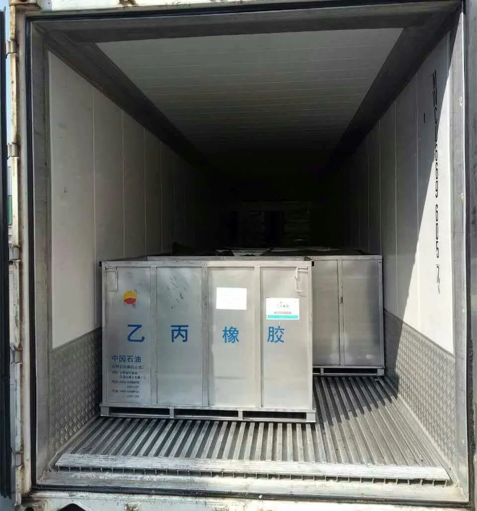 \u007Floading on contanier.jpg