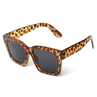 

Low MOQ Wholesale Chinese Fashion Leopard Designed Plastic Frame Women Ladies Female Sunglasses