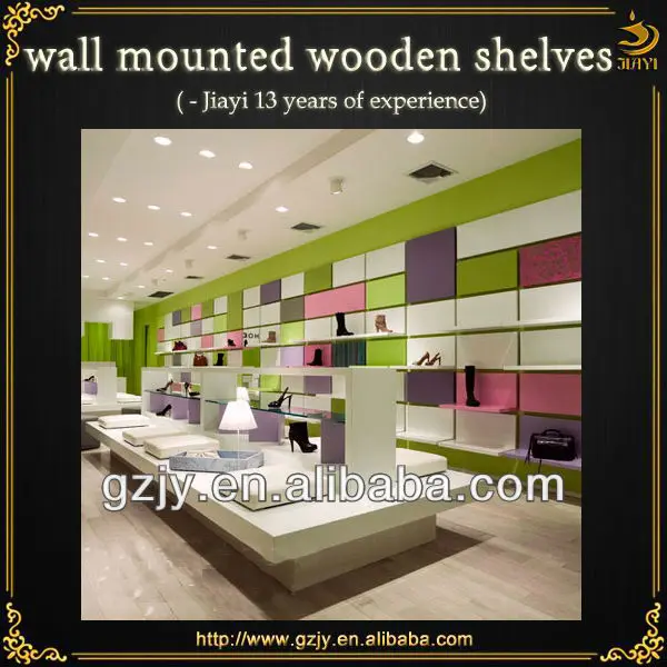 los nombres de las tiendas de zapatos con bolsas montado en la pared