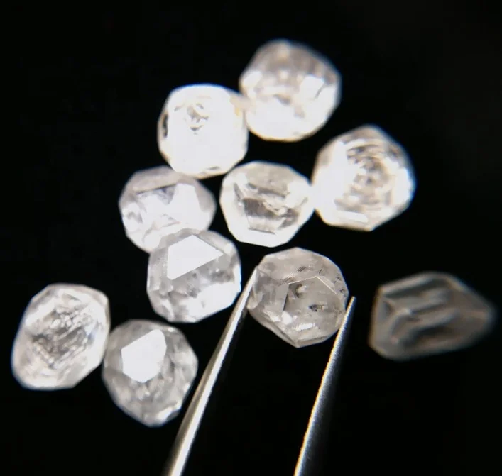 

White diamond DEF VVS HPHT Synthetic manmade polished diamond
