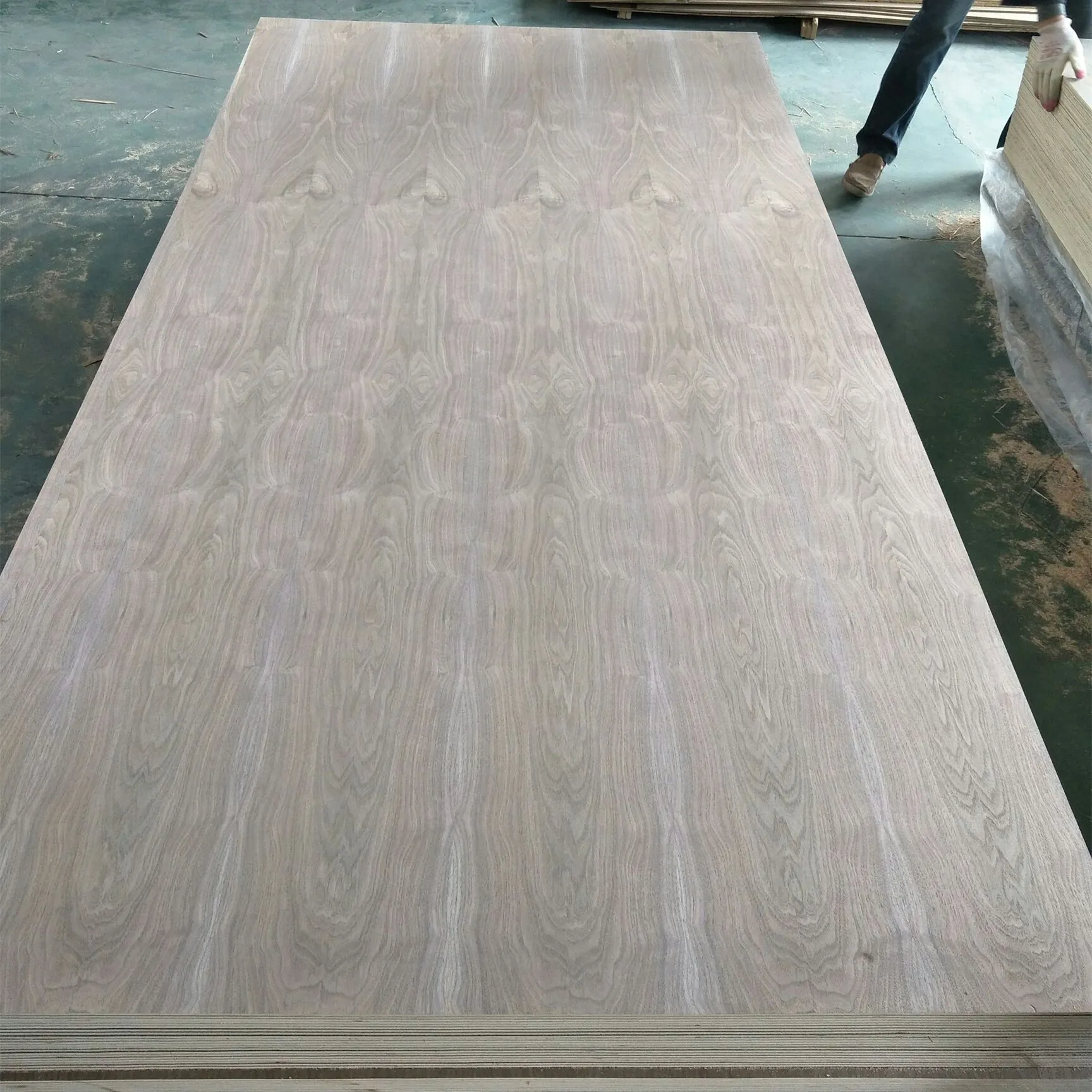Furniture Grade 6mm 4x8 Ft Poplar Core Walnut Veneered Plywood Sheet