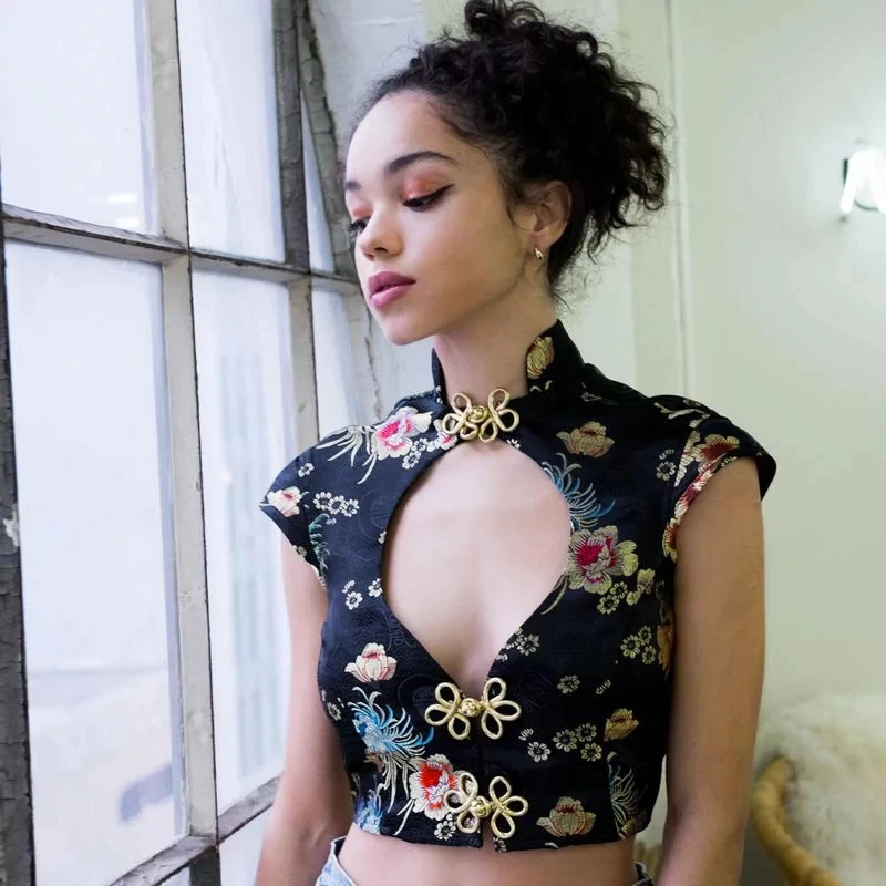 

Vintage mandarin collar frog closure cheongsam style brocade hollow carved design crop top sexy women t shirt, Black;red