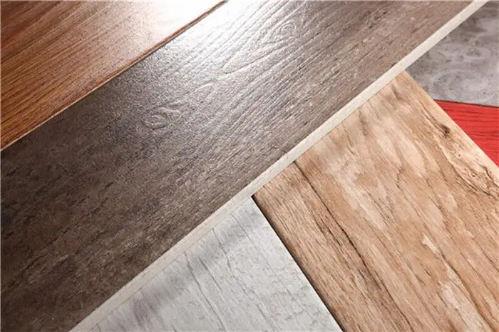 Grano de madera piso de baldosas de cerámica que se ve como la
