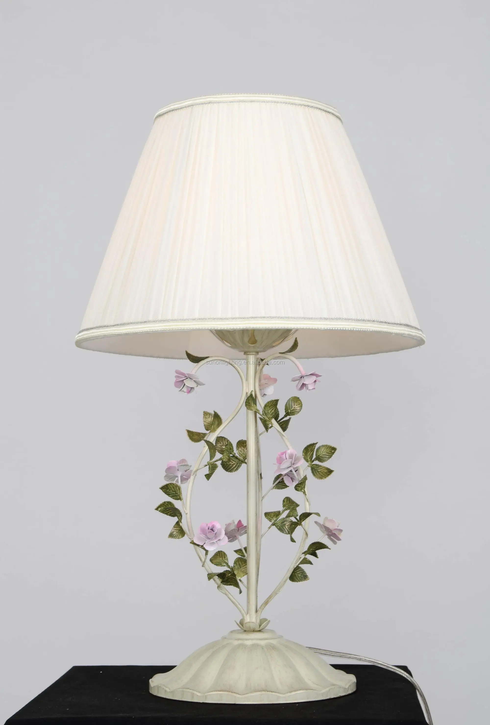 Popular Dubai Style Flower Housing Decor Iron Table Lamp With Fabric
