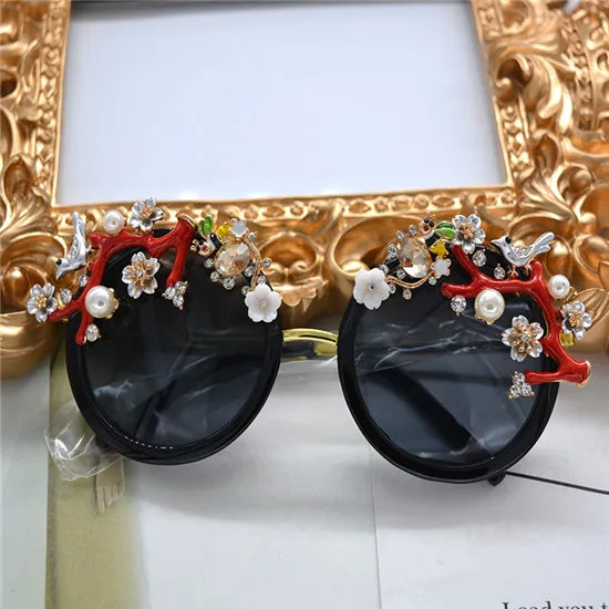 

Vintage Sunglasses Baroque Designer Hollow Metal Carving Fashion Vintage Shades Women Sunglasses