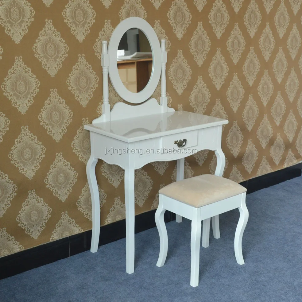 Moderne houten make up dressoir met spiegel en stoel en witte ...