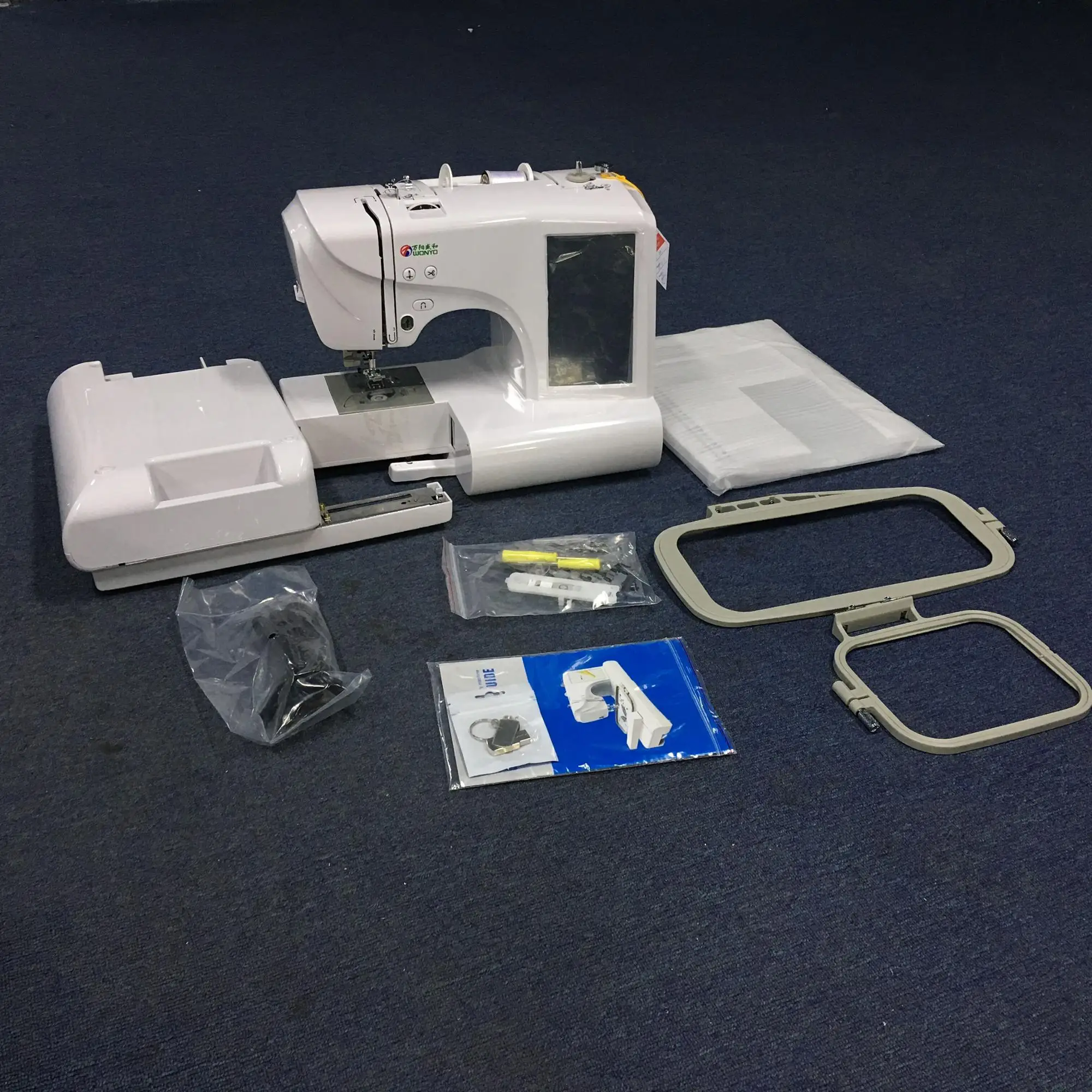 Bordados e máquina de costura do agregado familiar do Uganda bordado