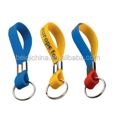 
OEM Custom Rubber Keychain For Fashion Logo Brand Name Soft Silicone Wristband Keychain 