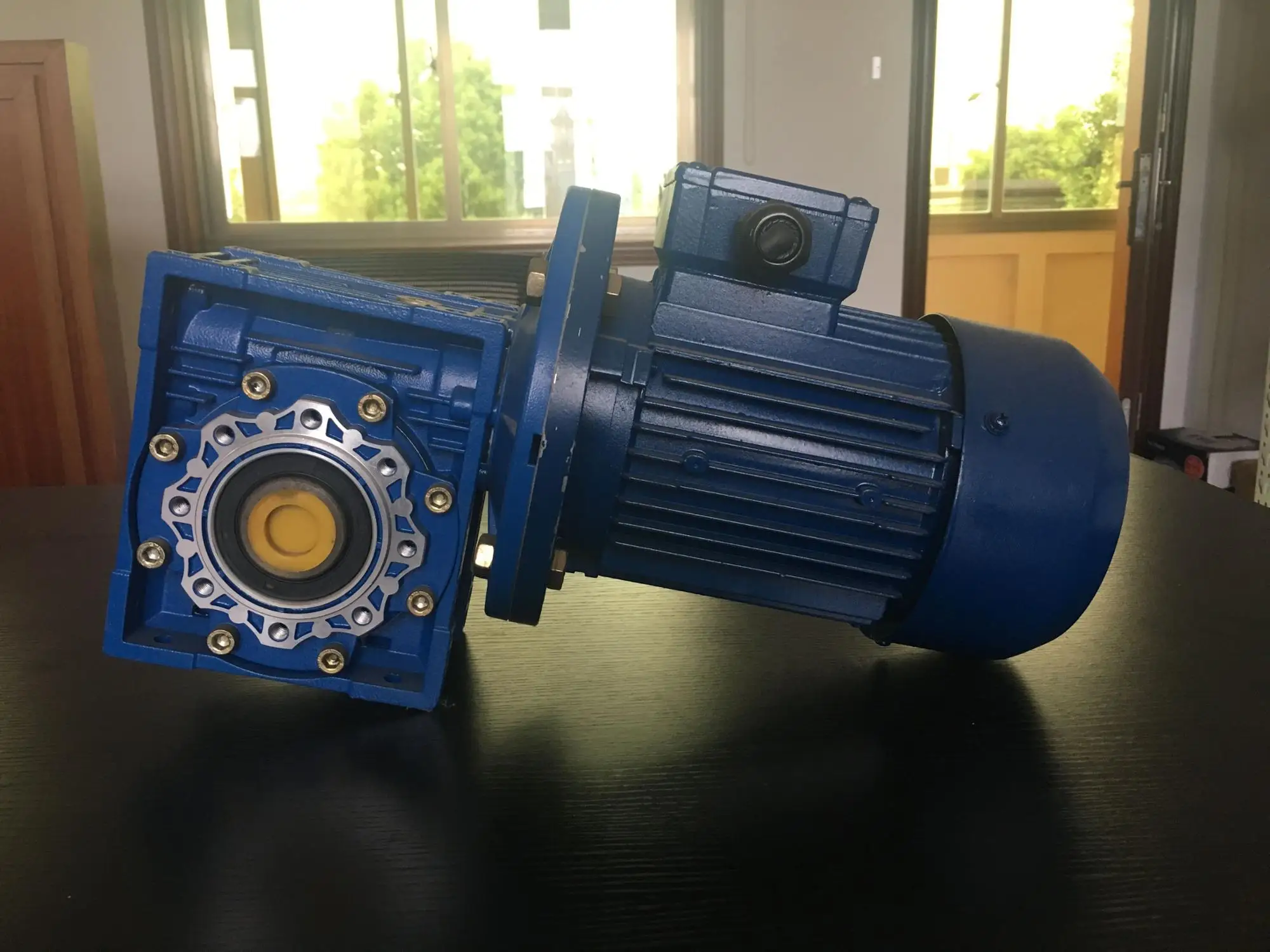 nmrv50 蜗轮变速箱,带 0.75kw 电机
