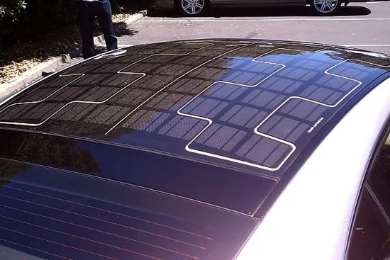 Для чего солнечная батарея на ниссан лиф на спойлере