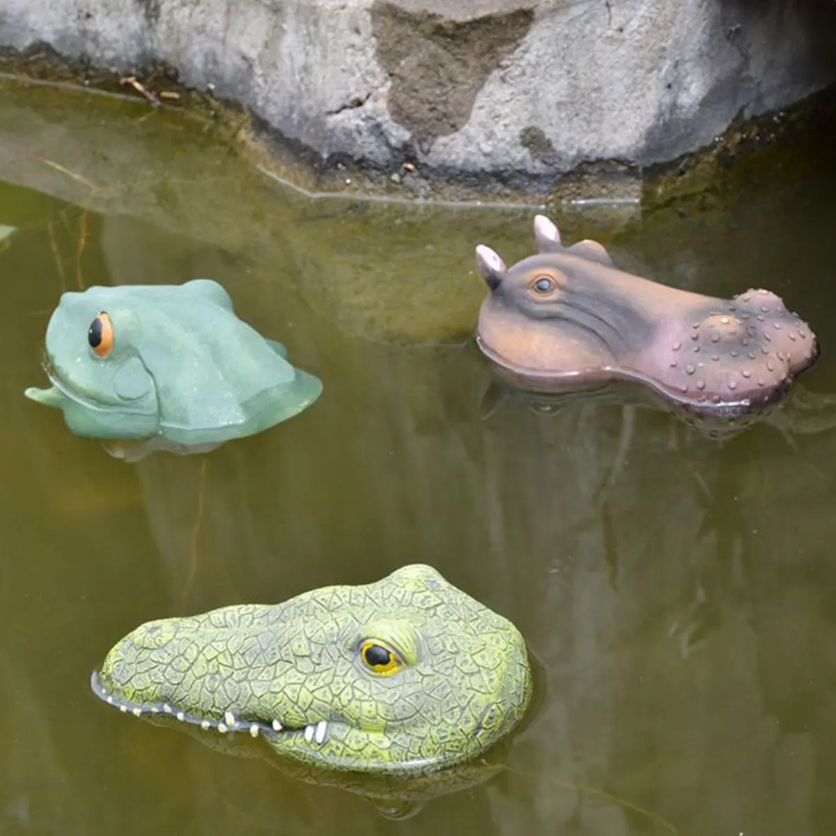 Крокодилы и лягушки какие животные. Крокодил и лягушка. Крокодиловая лягушка. Пруд с крокодилами. Крокодильчик лягушка.