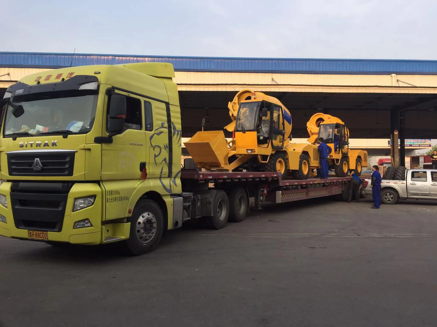 China mini mobile concrete mixer truck self-loading concrete mixing station