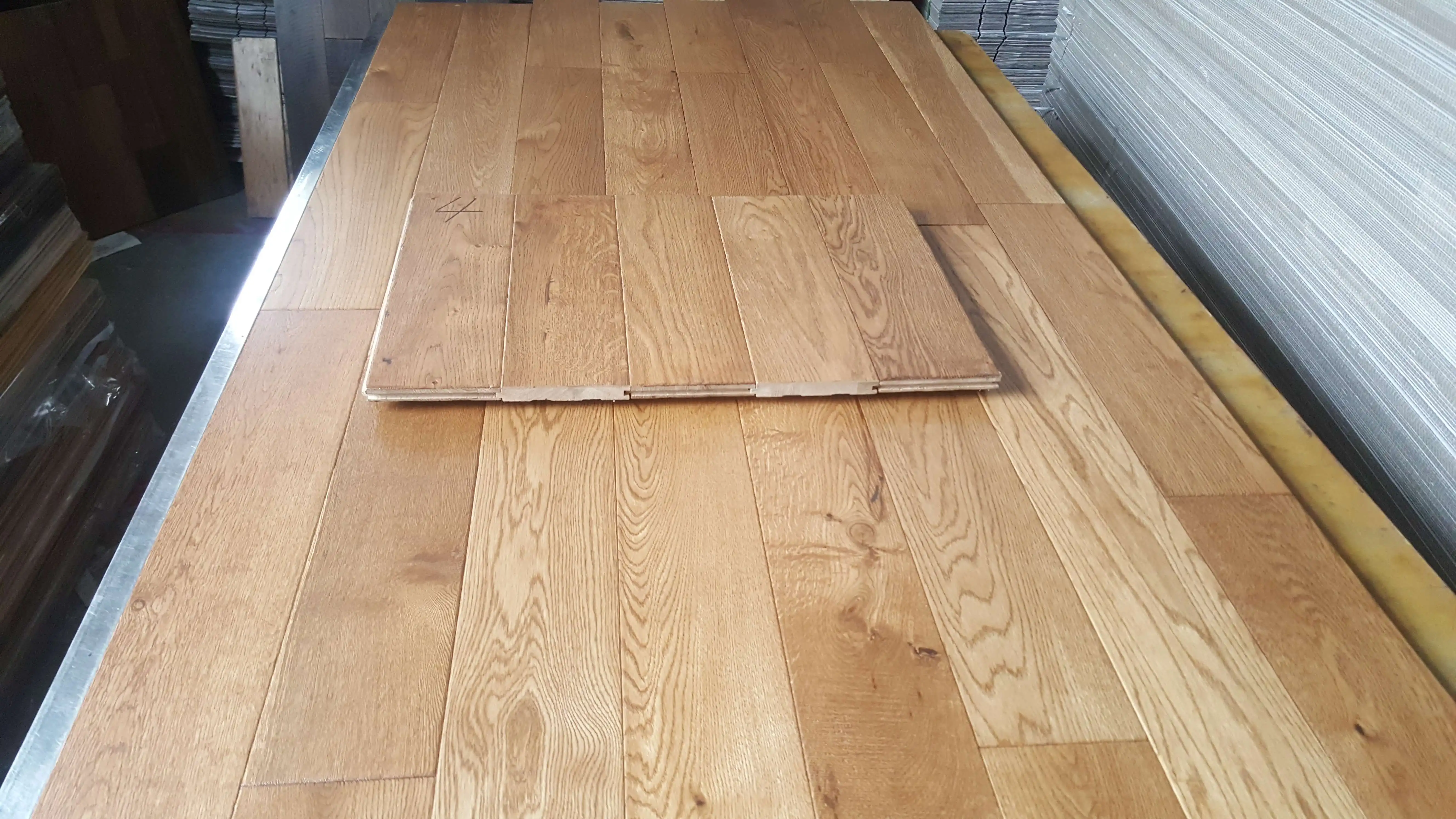 两层实心橡木木地板拉丝仿旧手工紫外线涂漆