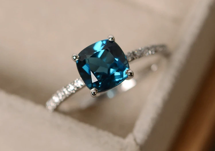 Голубой камень в ювелирных украшениях топаз фото