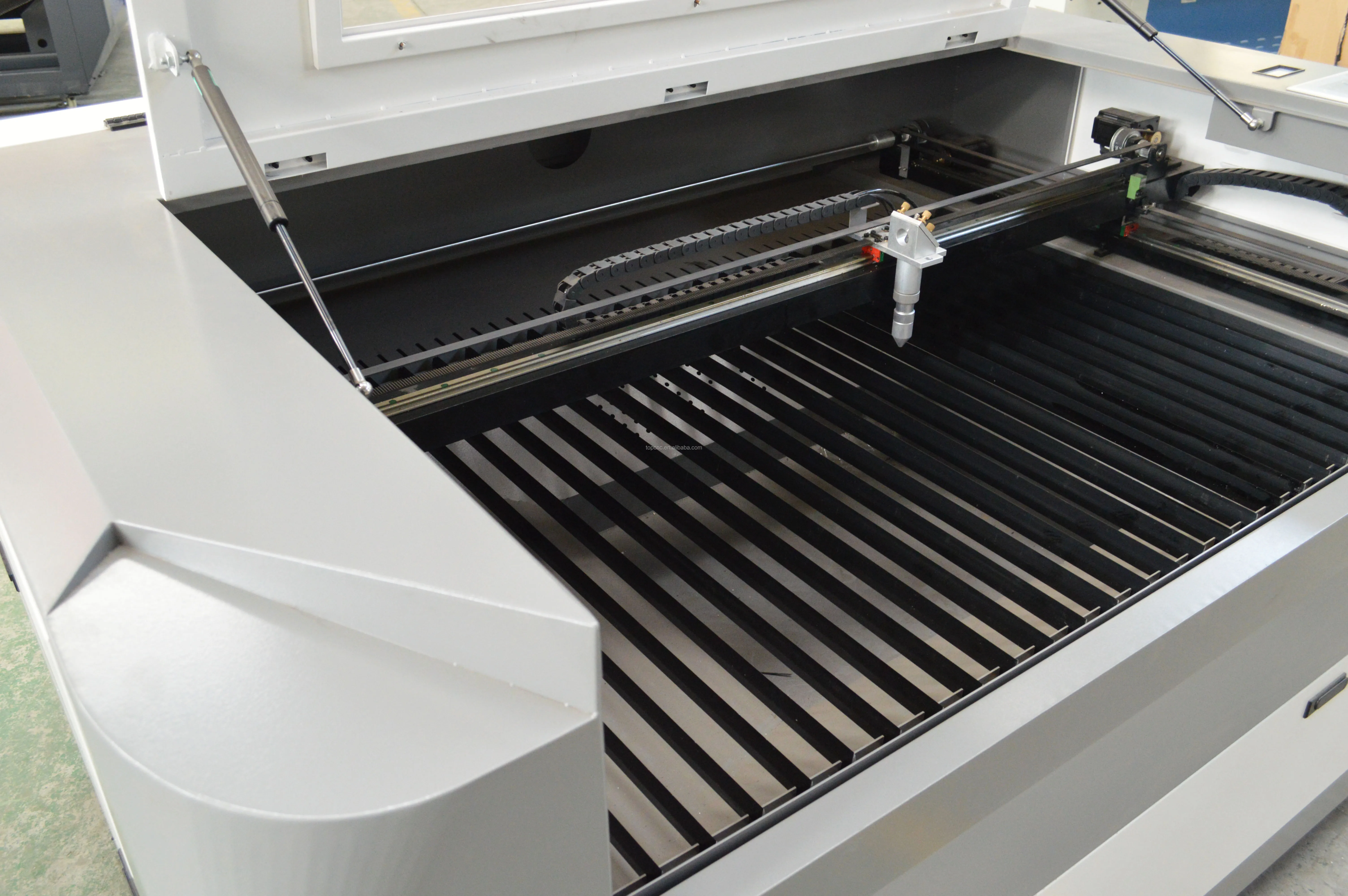 Laser cutting machine 