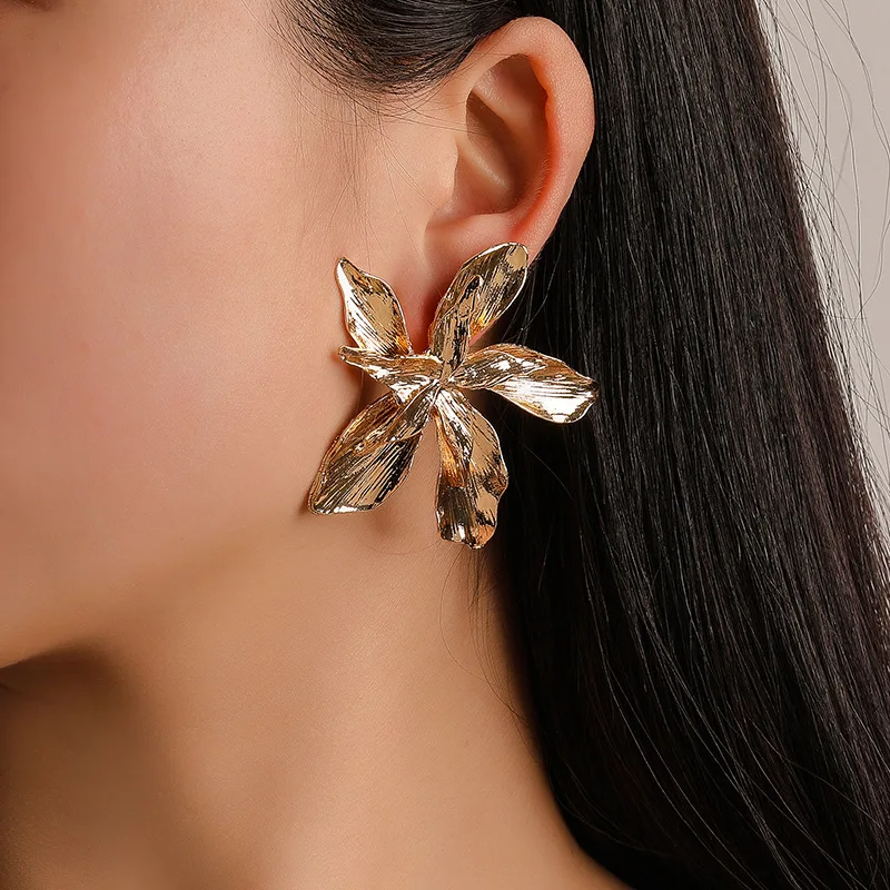 

Free sample Fashion gold metal flower big stud earrings