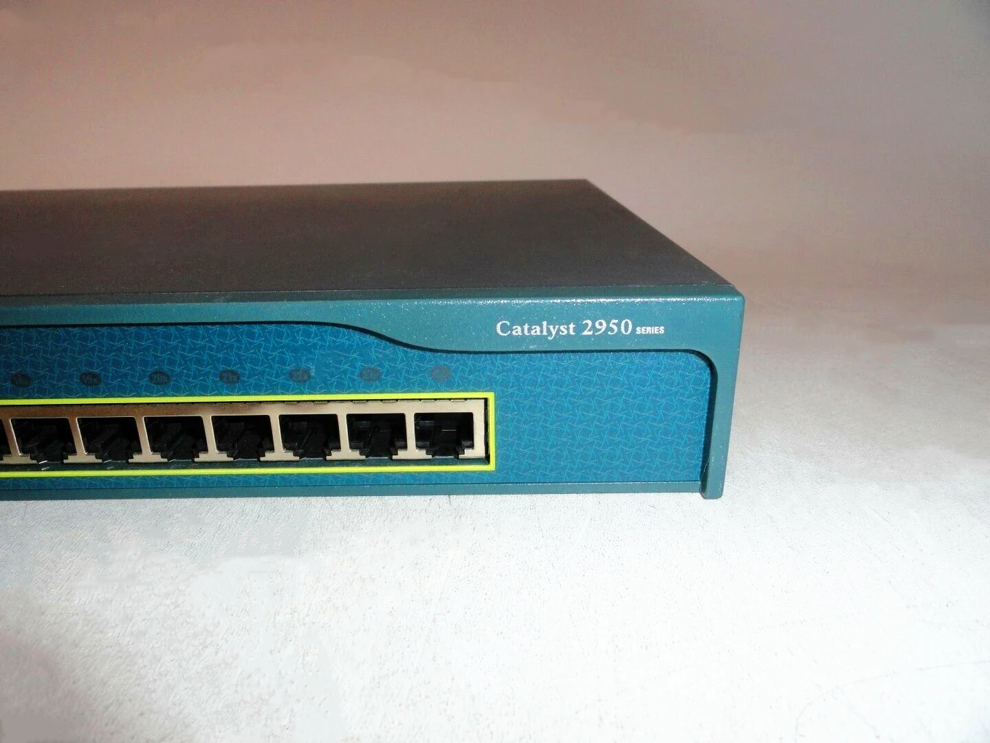 是 cisco catalyst 2950 系列交换机的成员 并且是独立的固定配置