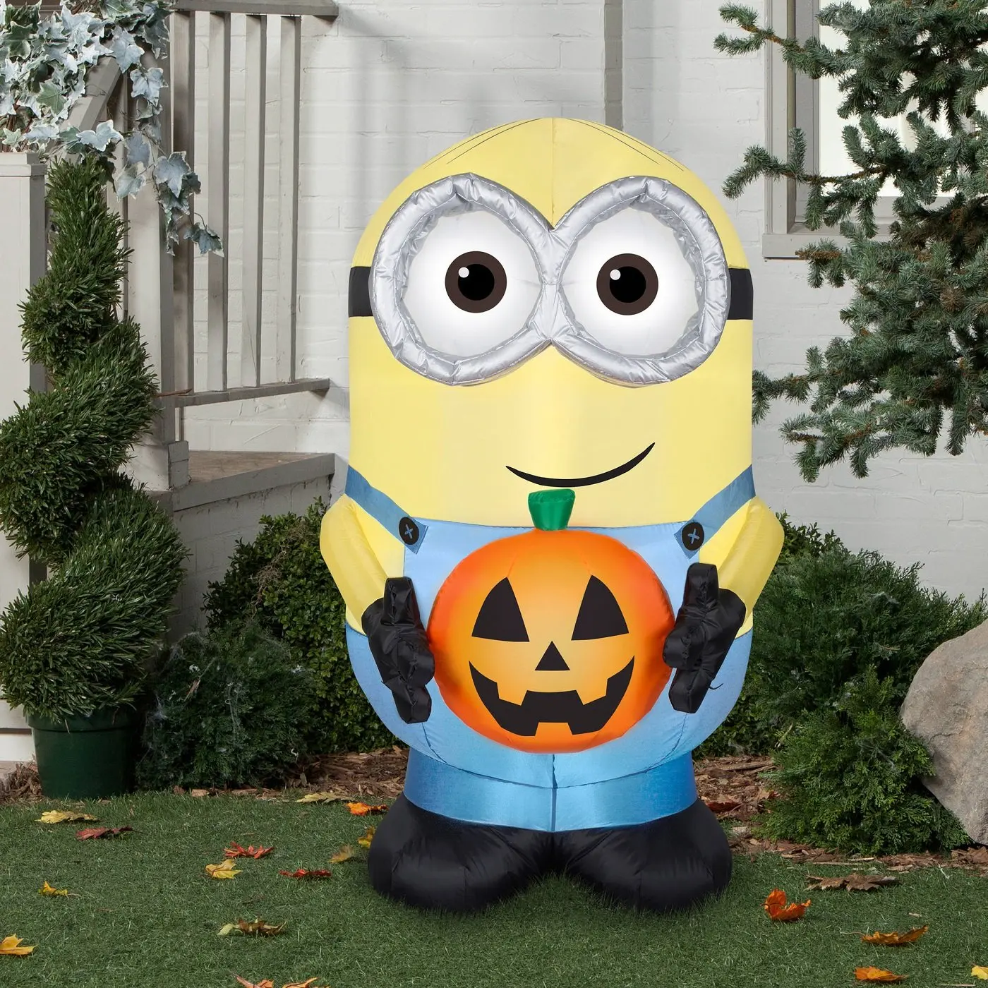 3-Foot Tall Gemmy Airblown Inflatable Bob The Minion Holding Happy Hallowee...