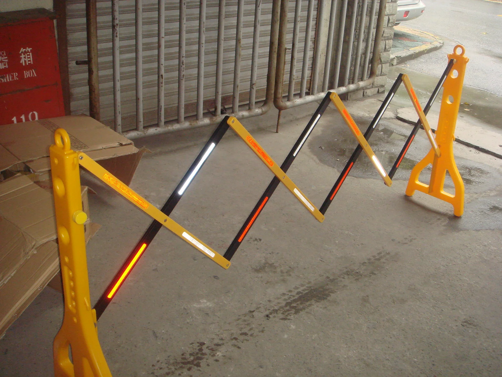 Plastic High Reflective Portable Triangle Stand Construction site Water Filled Flexible Safety Road Barrier