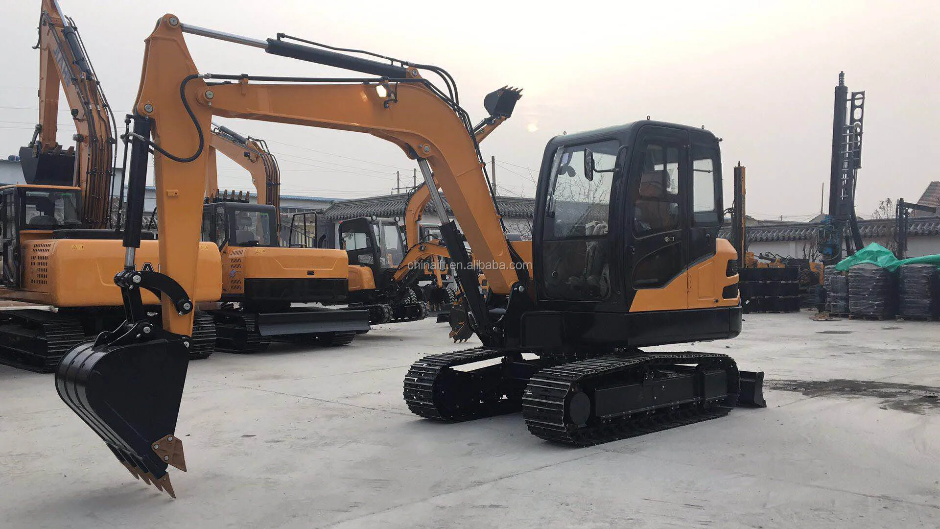 Best 2.2T mini excavator mini digger small garden excavator