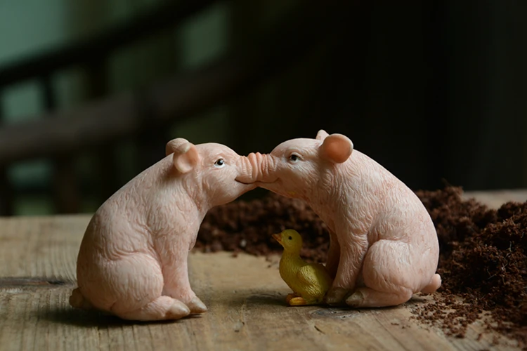 z11926a 树脂农场动物亲吻猪雕像可爱的猪雕像桌面装饰
