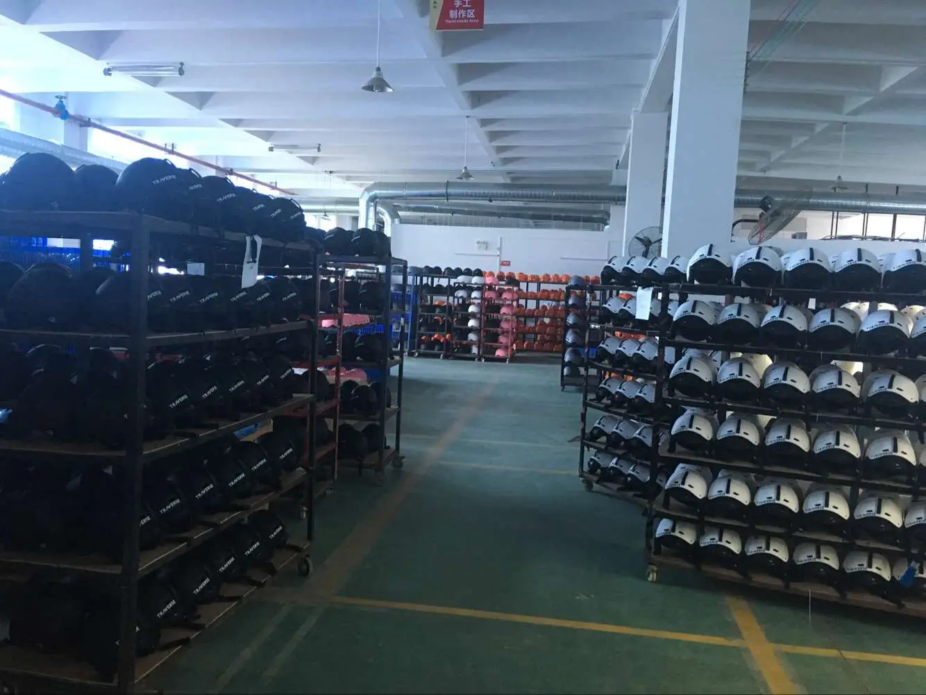 ST038 ski helmet  2.jpg