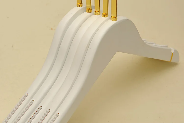 New elegant golden hook boutique solid wood white clothing hangers racks for clothes shop