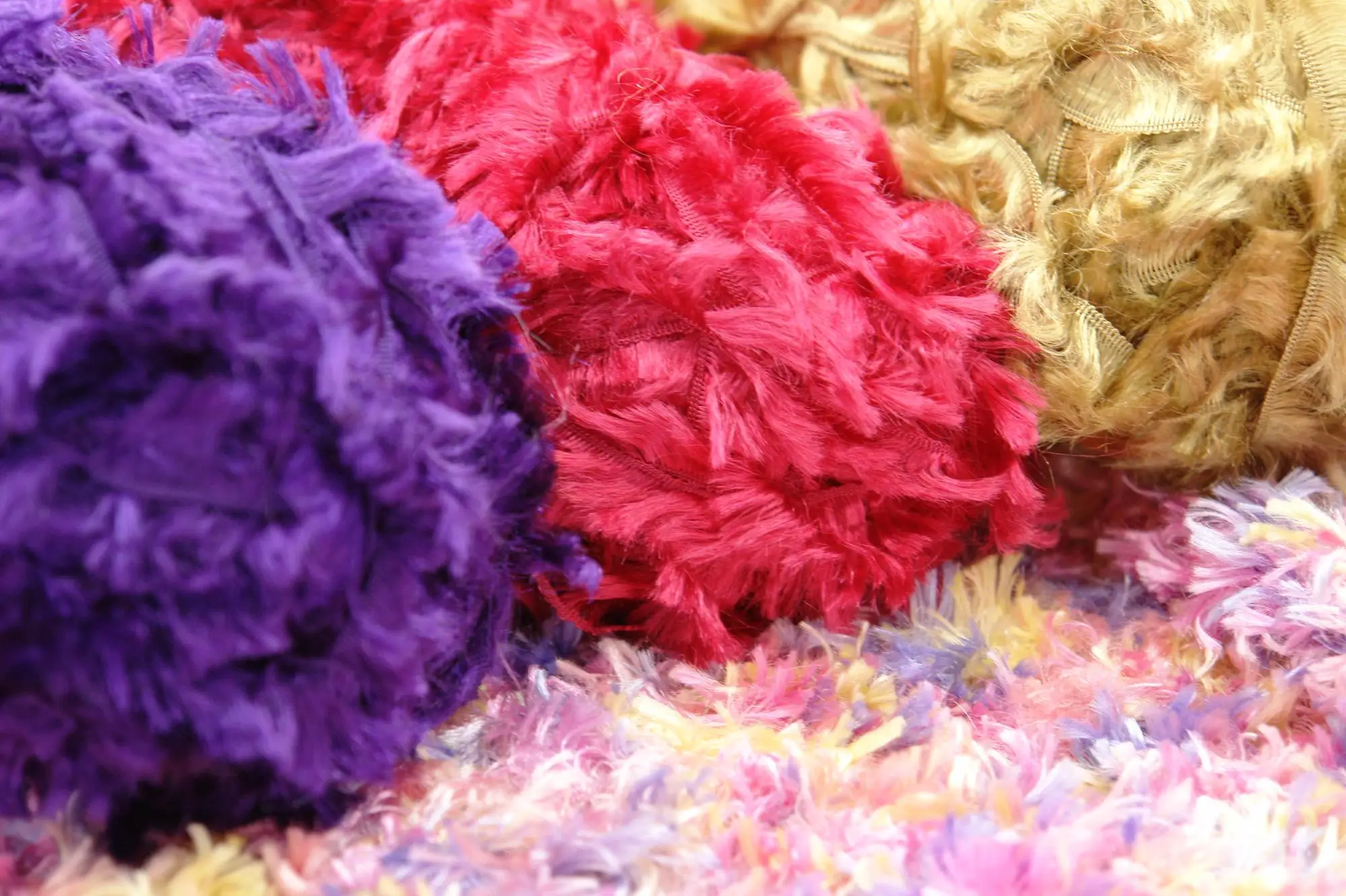 Hand Knit Fashion Soft Feather Yarn Eyelash Yarn For Scarf In Classic