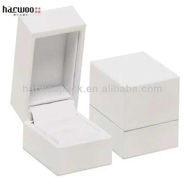 ring box white