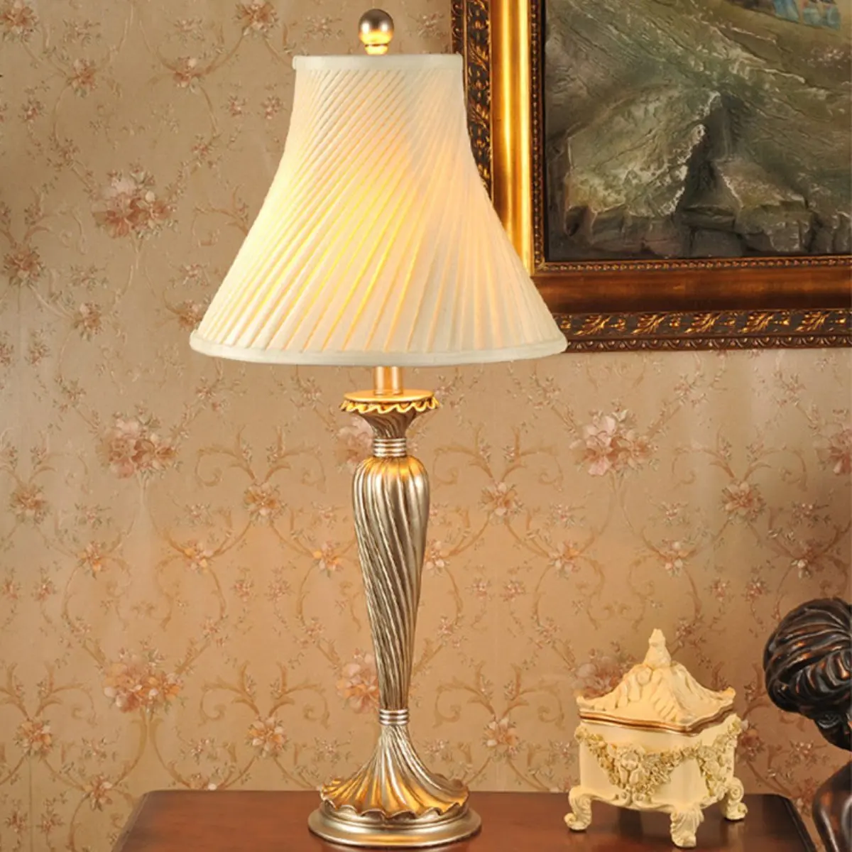 светильник настольный в спальню в классическом стиле