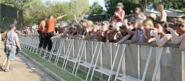 barrier_crowd.jpg