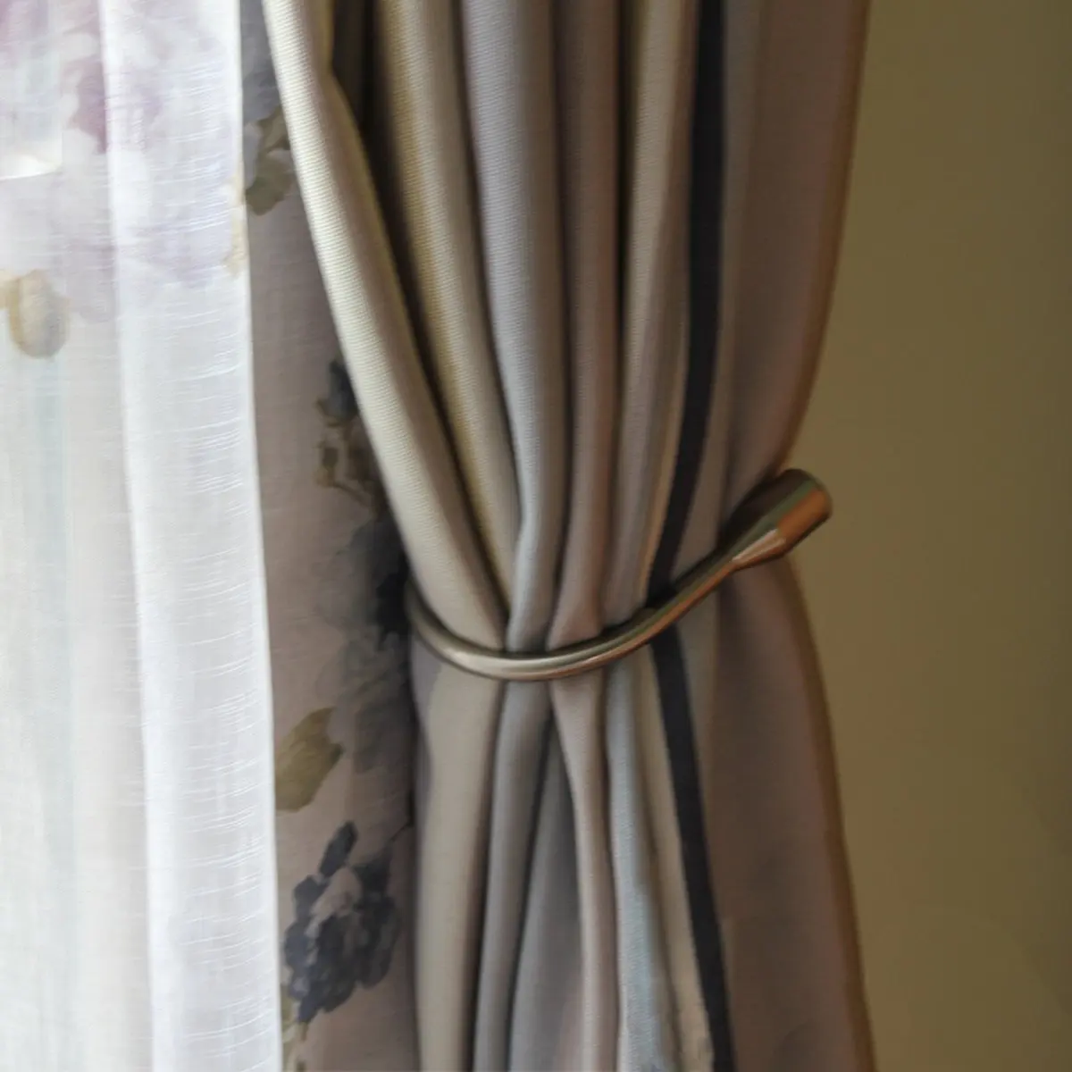 curtain wall hooks for drapes