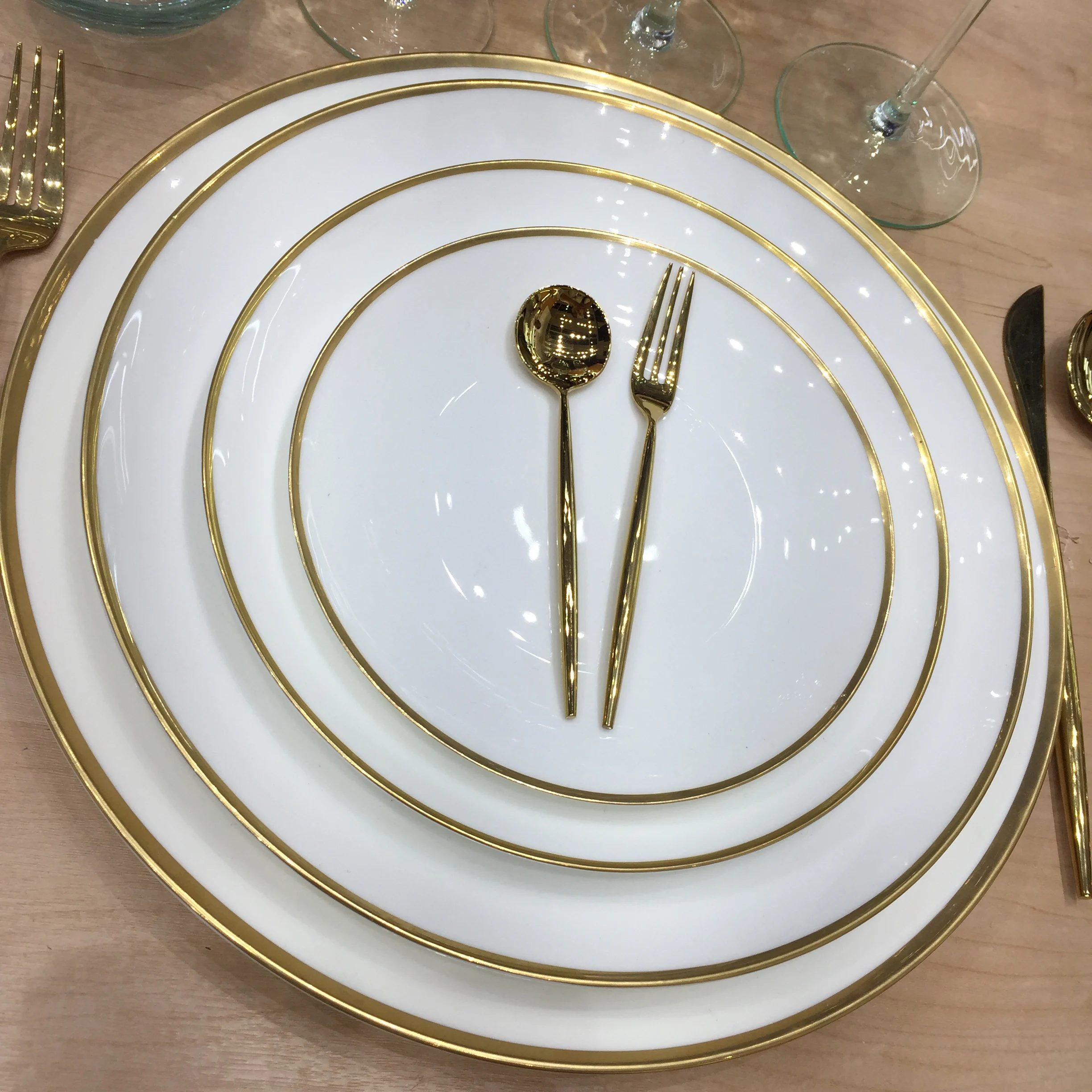 European Style White Ceramic Dinnerware Gold Rim Nordic Restaurant Plates Steak Plate