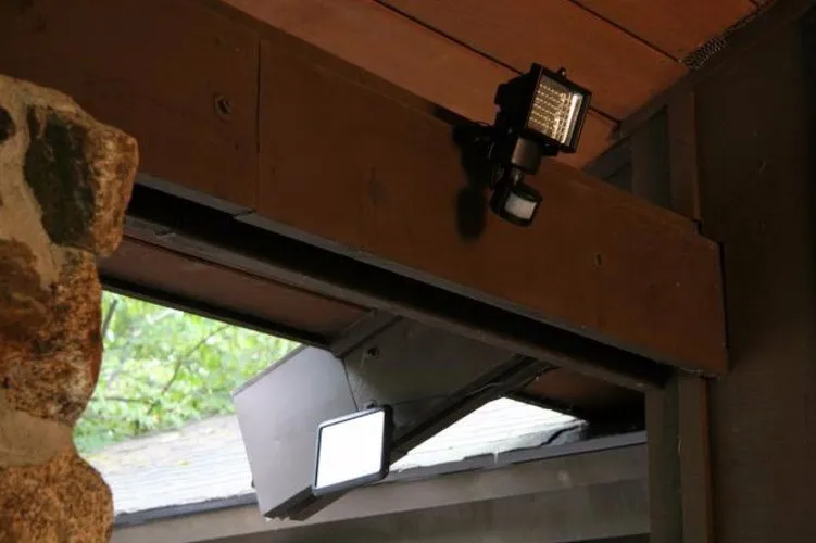 60 LED PIR Motion Sensor Wall Solar Outdoor Garden Security Outdoor light